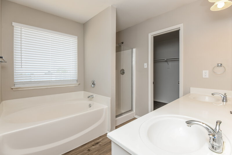 2,530/Mo, 1124 Brown Crest Rd Burleson, TX 76028 Main Bathroom View