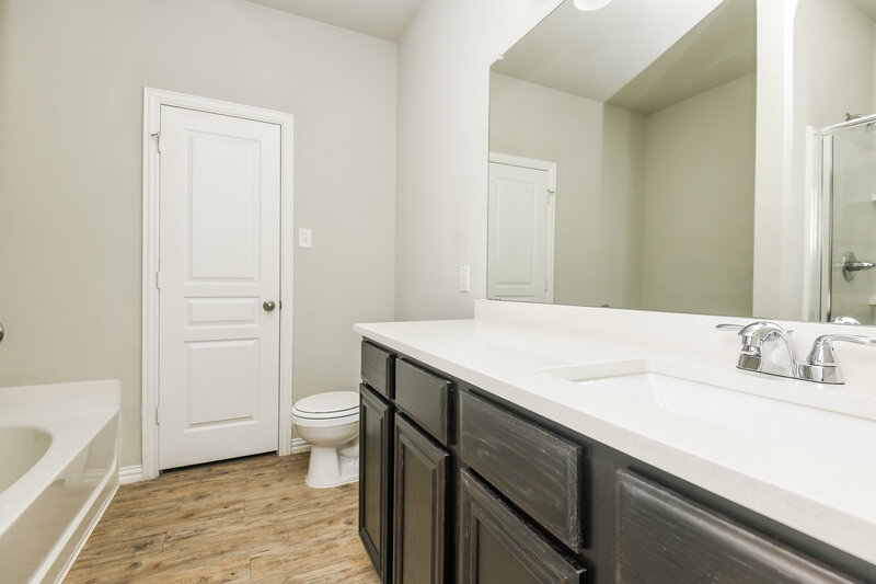 3,040/Mo, 1933 Belshire Ct Fort Worth, TX 76140 Main Bathroom View