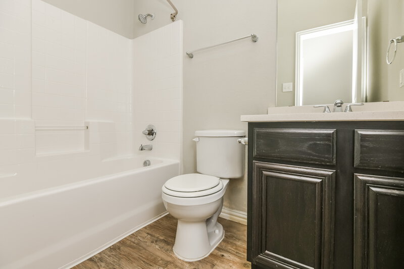 3,040/Mo, 1933 Belshire Ct Fort Worth, TX 76140 Bathroom View