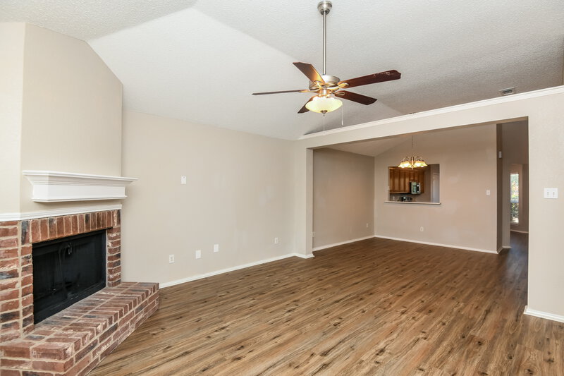 2,320/Mo, 5821 Clarion Trl Arlington, TX 76017 Living Room View 2