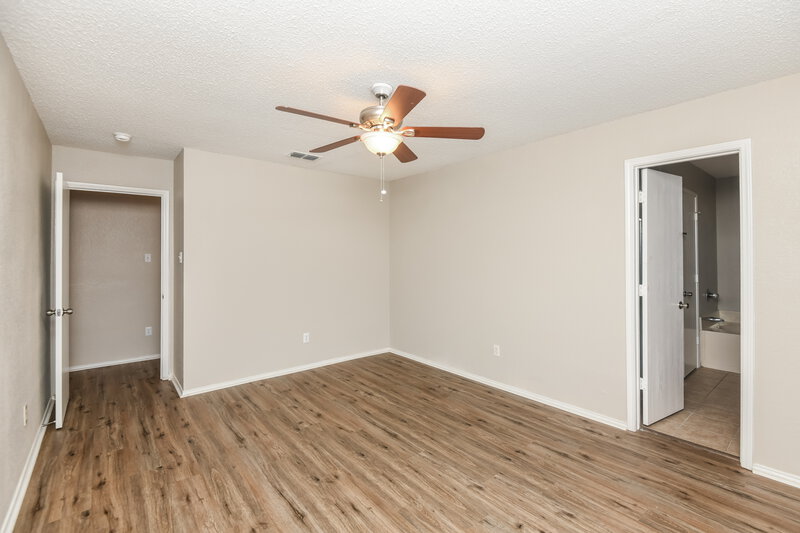 2,320/Mo, 5821 Clarion Trl Arlington, TX 76017 Main Bedroom View 2