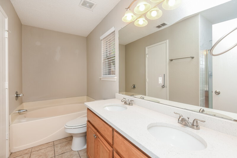 2,320/Mo, 5821 Clarion Trl Arlington, TX 76017 Main Bathroom View