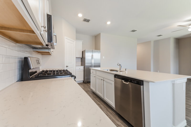 1,950/Mo, 1216 Sequoia Ln Princeton, TX 75407 Kitchen View 2