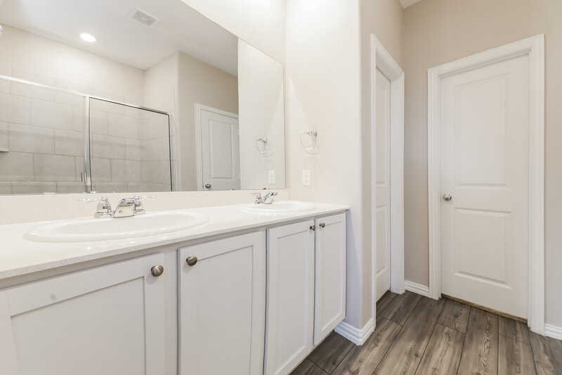 1,950/Mo, 1216 Sequoia Ln Princeton, TX 75407 Main Bathroom View
