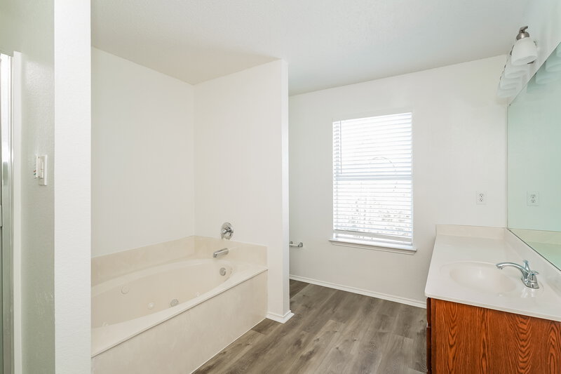 1,720/Mo, 1721 Santa Fe Trl Krum, TX 76249 Main Bathroom View