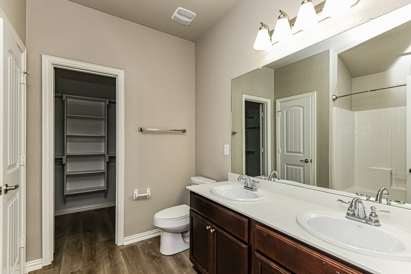 2,305/Mo, 2856 Pacifico Way Fort Worth, TX 76111 Main Bathroom View