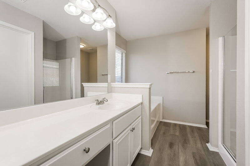 1,905/Mo, 1024 Brown Crest Rd Burleson, TX 76028 Main Bathroom View