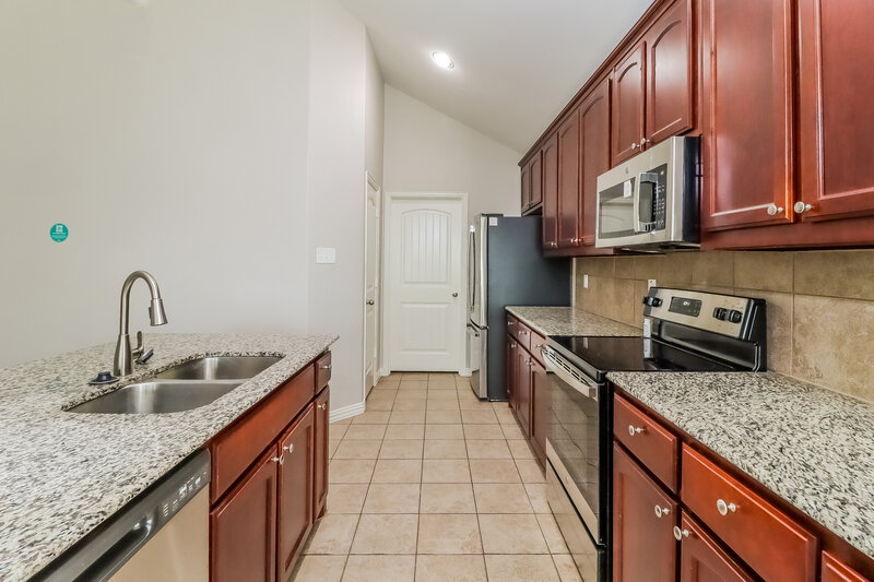 2,450/Mo, 7105 Mohegan Dr Fort Worth, TX 76179 Kitchen View 2