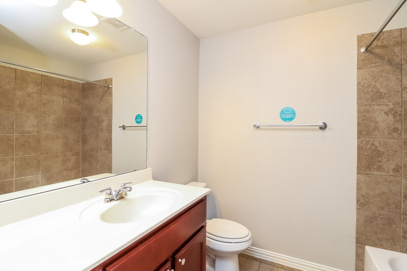 2,450/Mo, 7105 Mohegan Dr Fort Worth, TX 76179 Bathroom View