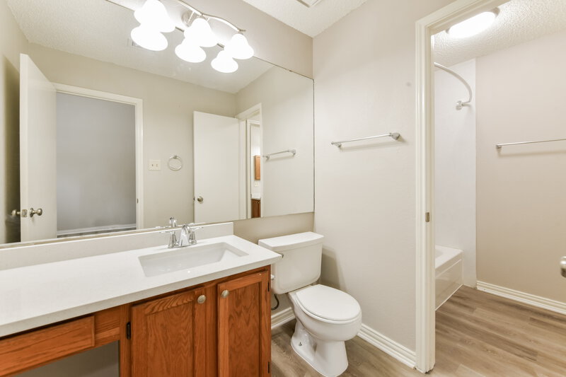 2,680/Mo, 1624 Lincolnshire Way Fort Worth, TX 76134 Main Bathroom View