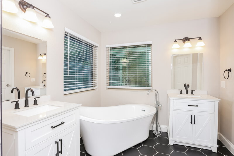 2,170/Mo, 6502 Running Creek Dr Arlington, TX 76001 Main Bathroom View