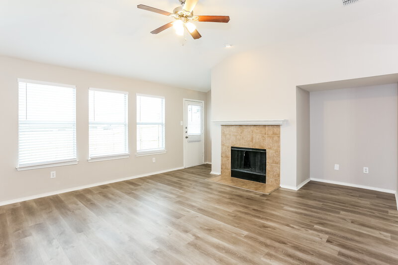 2,400/Mo, 2922 Midbury Dr Lancaster, TX 75134 Living Room View 2