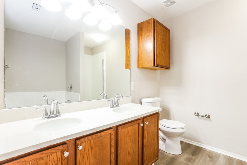 2,400/Mo, 2922 Midbury Dr Lancaster, TX 75134 Main Bathroom View
