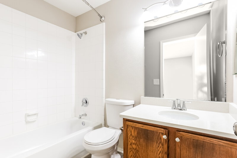 2,400/Mo, 2922 Midbury Dr Lancaster, TX 75134 Bathroom View