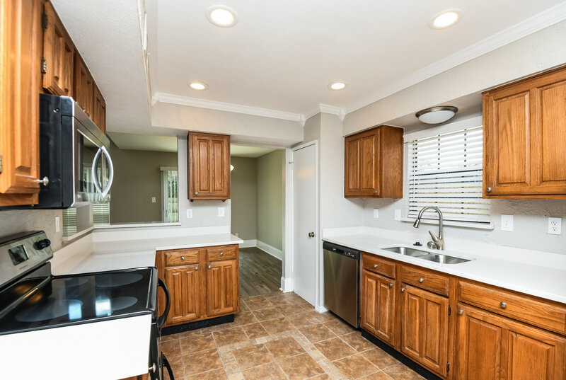 2,200/Mo, 3724 Whitefern Dr Fort Worth, TX 76137 Kitchen View 2
