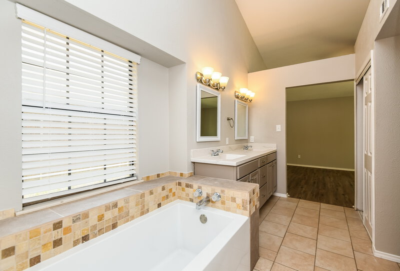 2,200/Mo, 3724 Whitefern Dr Fort Worth, TX 76137 Main Bathroom View