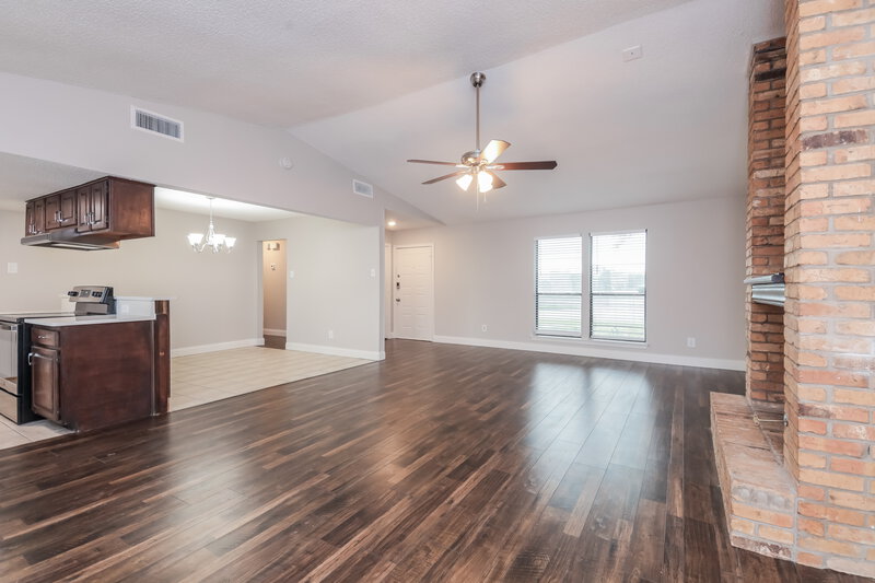 2,265/Mo, 1137 Pleasant Valley Rd Garland, TX 75040 Living Room View 3
