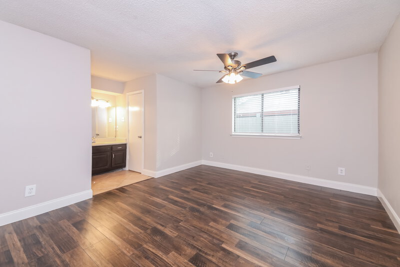 2,265/Mo, 1137 Pleasant Valley Rd Garland, TX 75040 Main Bedroom View