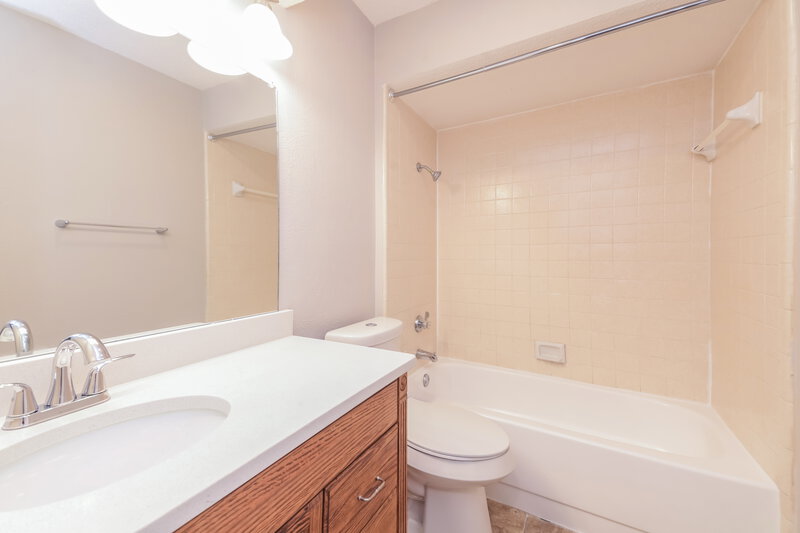 2,265/Mo, 1137 Pleasant Valley Rd Garland, TX 75040 Main Bathroom View