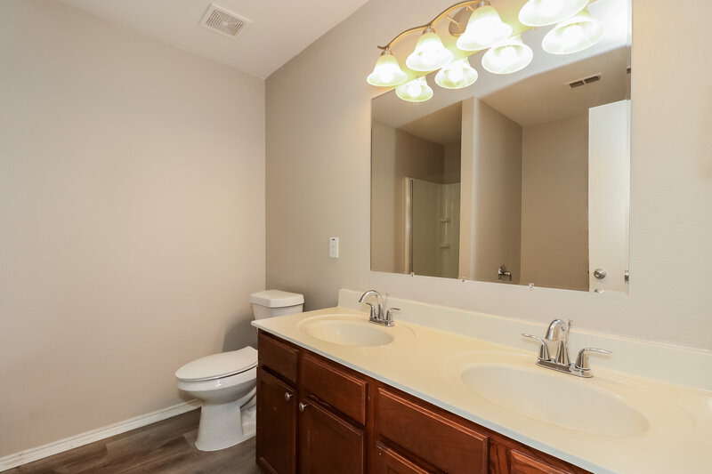 2,345/Mo, 14124 Zavala Trl Haslet, TX 76052 Main Bathroom View 2