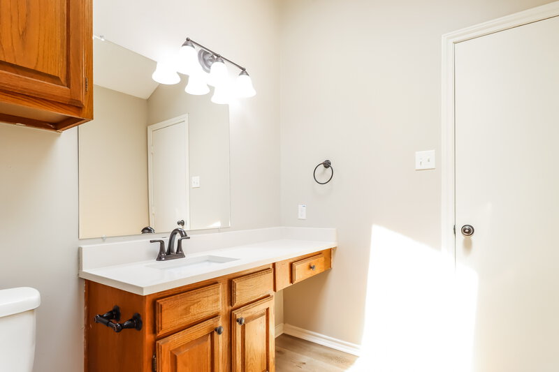 2,425/Mo, 2003 Camellia St Denton, TX 76205 Main Bathroom View