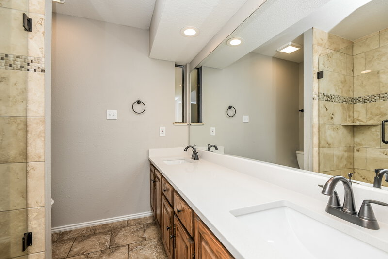 2,365/Mo, 2509 Hallmark St Grand Prairie, TX 75052 Main Bathroom View