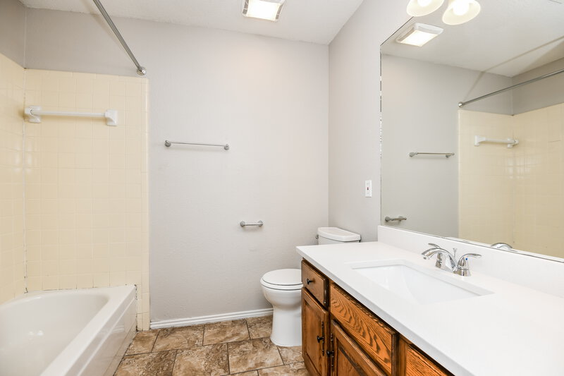 2,365/Mo, 2509 Hallmark St Grand Prairie, TX 75052 Bathroom View