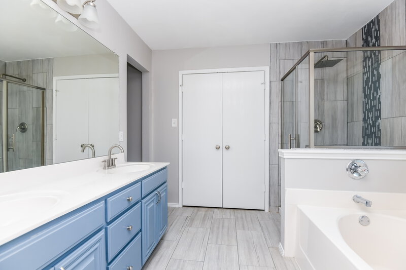 2,405/Mo, 415 Marybeth Dr Burleson, TX 76028 Main Bathroom View