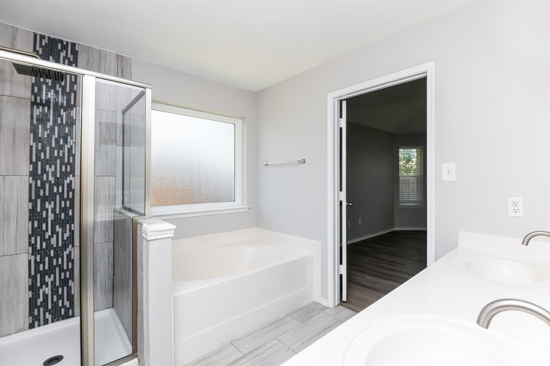 2,405/Mo, 415 Marybeth Dr Burleson, TX 76028 Main Bathroom View 2