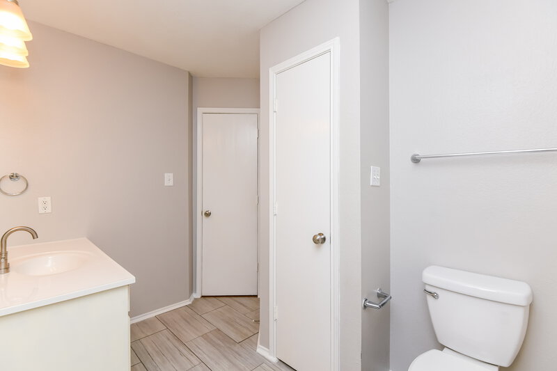 2,405/Mo, 415 Marybeth Dr Burleson, TX 76028 Bathroom View