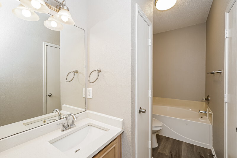 2,070/Mo, 7213 Park Creek Cir W Fort Worth, TX 76137 Main Bathroom View