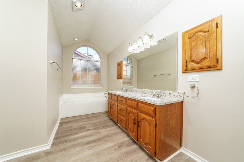 2,075/Mo, 601 Wedgewood Dr Mesquite, TX 75150 Bathroom View