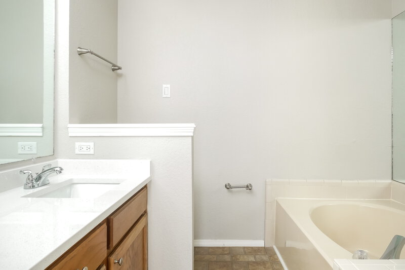 2,665/Mo, 1378 Chinaberry Dr Lewisville, TX 75077 Main Bathroom View