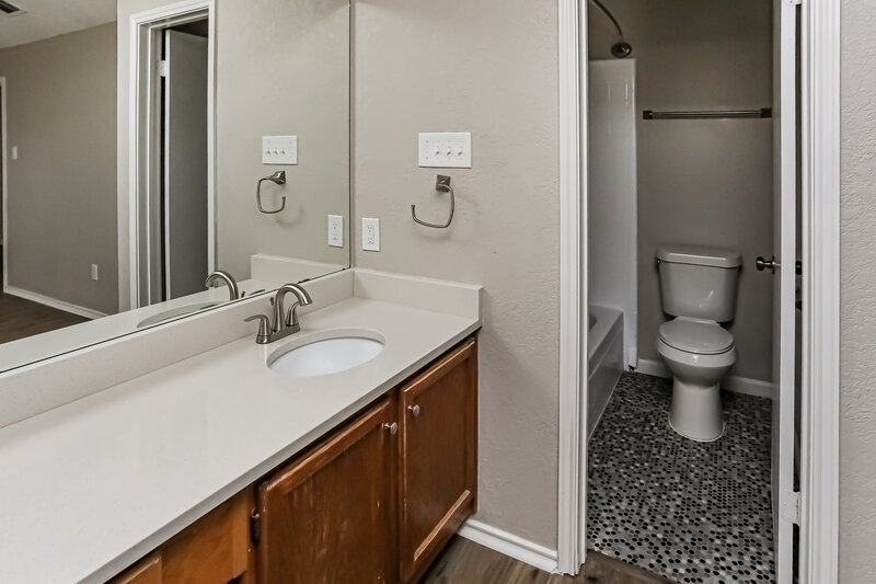 1,985/Mo, 2618 San Saba St Mesquite, TX 75150 Main Bathroom View