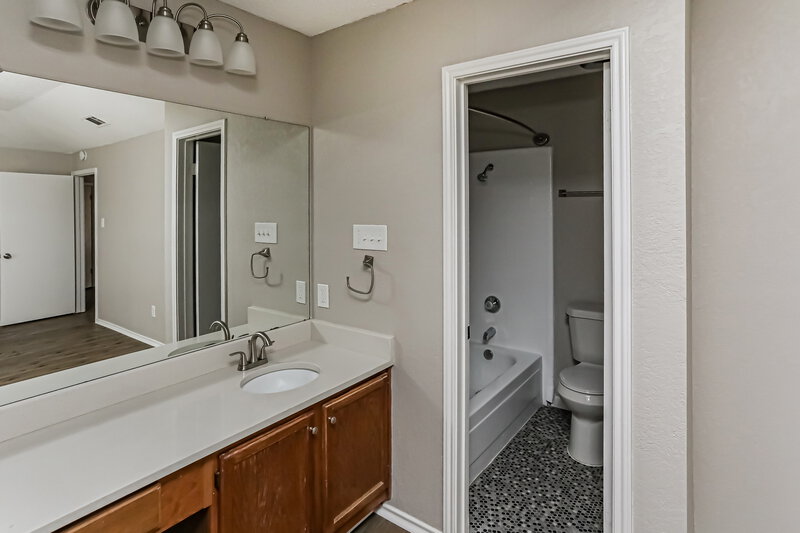 1,985/Mo, 2618 San Saba St Mesquite, TX 75150 Main Bathroom View 2