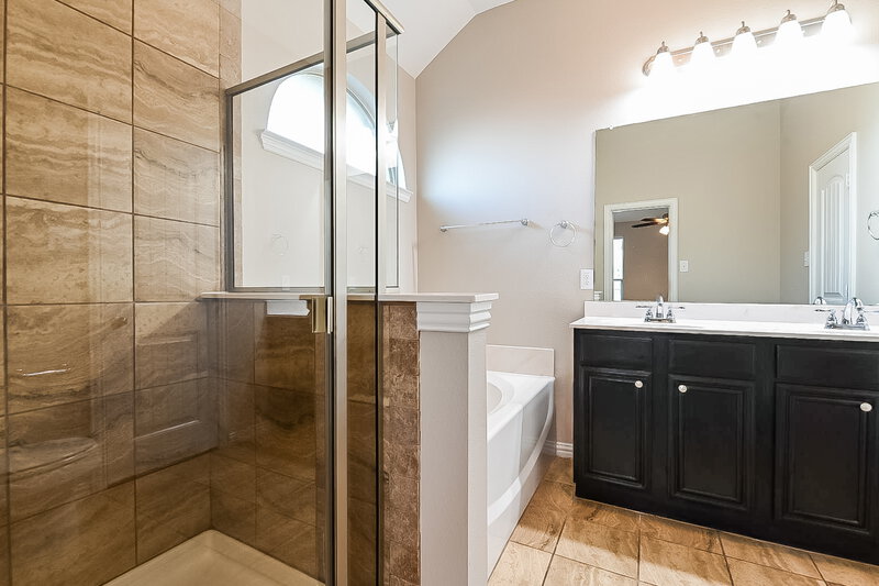 1,925/Mo, 106 Jennie Ct Ferris, TX 75125 Main Bathroom View