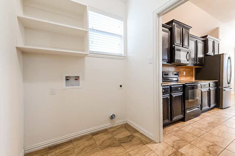 1,925/Mo, 106 Jennie Ct Ferris, TX 75125 Laundry Room View