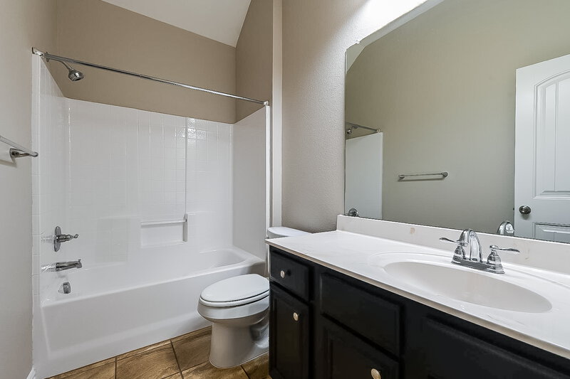 1,925/Mo, 106 Jennie Ct Ferris, TX 75125 Bathroom View