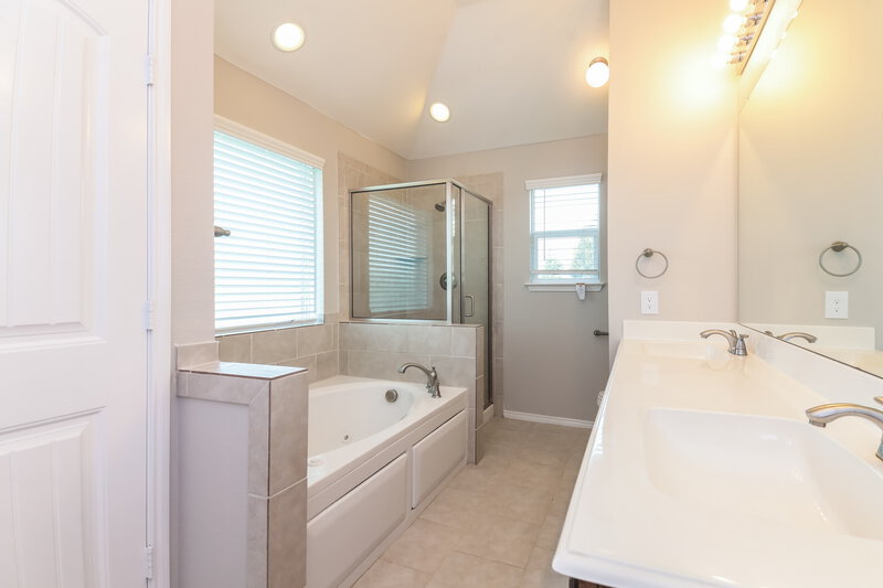 2,385/Mo, 1617 Meadowlark Ln Royse City, TX 75189 Main Bathroom View