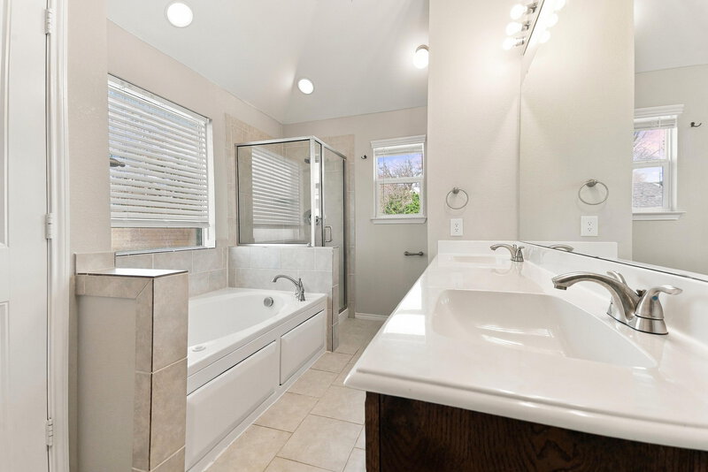 2,225/Mo, 1617 Meadowlark Ln Royse City, TX 75189 Primary Bathroom View