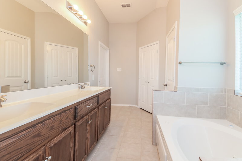 2,385/Mo, 1617 Meadowlark Ln Royse City, TX 75189 Main Bathroom View 2