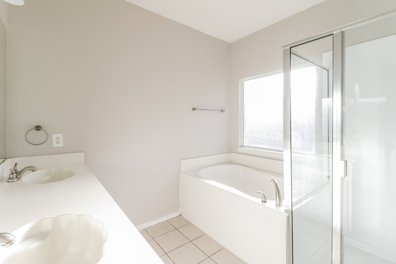 2,295/Mo, 1108 Melrose Dr Burleson, TX 76028 Main Bathroom View