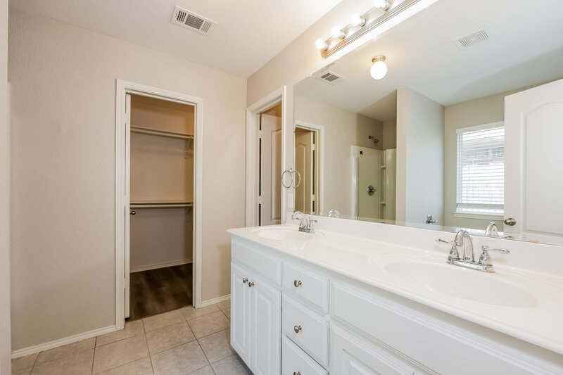 1,975/Mo, 2504 Wakecrest Dr Fort Worth, TX 76108 Main Bathroom View