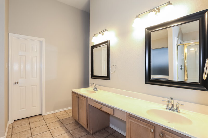 2,210/Mo, 5628 Indian Hill Dr Arlington, TX 76018 Main Bathroom View