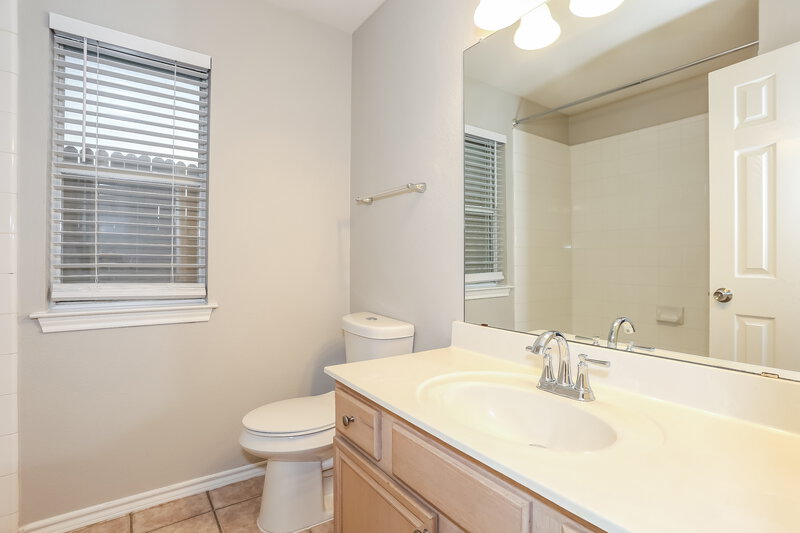 2,210/Mo, 5628 Indian Hill Dr Arlington, TX 76018 Bathroom View