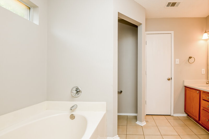2,260/Mo, 1706 Tonya May Ln Mansfield, TX 76063 Main Bathroom View 2