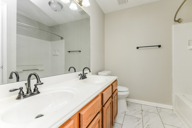 2,640/Mo, 301 Windy Hill Ln Fort Worth, TX 76108 Bathroom View