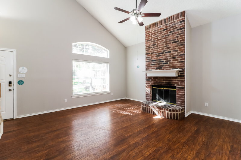 2,330/Mo, 716 Carette Dr Fort Worth, TX 76108 Living Room View 2