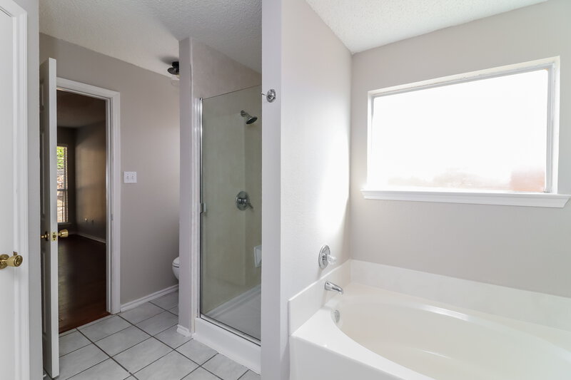 2,330/Mo, 716 Carette Dr Fort Worth, TX 76108 Main Bathroom View