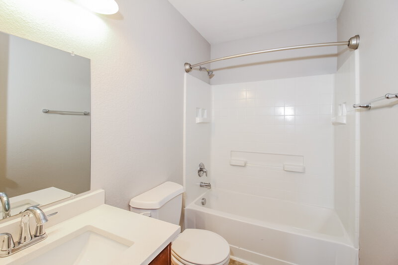2,360/Mo, 12529 Nicholas Pl Rhome, TX 76078 Main Bathroom View